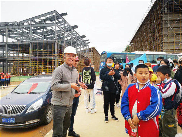 “千人市民觀察團(tuán)”走進(jìn)城投集團(tuán)龍山湖公園、陶瓷產(chǎn)業(yè)加速基地等項(xiàng)目